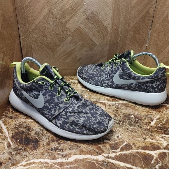 Nike women's Roshe run print running shoes sneaker size 9.5.     402 - Picture 1 of 13